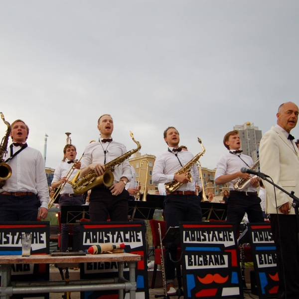 Swingend de zomer in: Gratis optreden van de Moustache Big Band bij Zeezicht! 1
